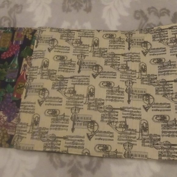 🍾   Table Runner Wine Bottles  🍇  Theme Reversible Musical Notes  🎵   🎻 - Picture 2 of 10